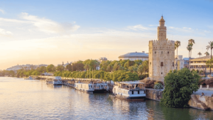 Vista del río Guadalquivir con la Torre del Oro en Sevilla