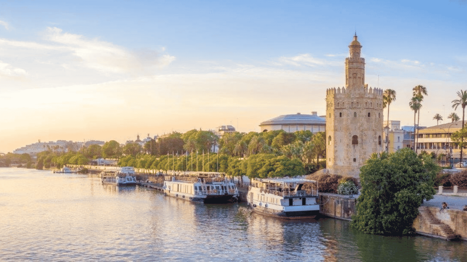 Vista del río Guadalquivir con la Torre del Oro en Sevilla
