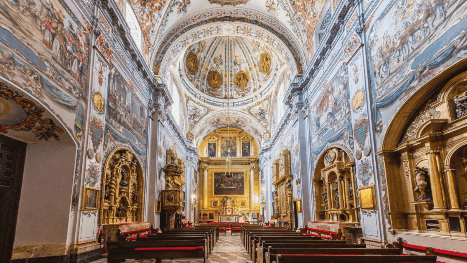 Interior de la iglesia del Hospital de los Venerables Sacerdotes en Sevilla
