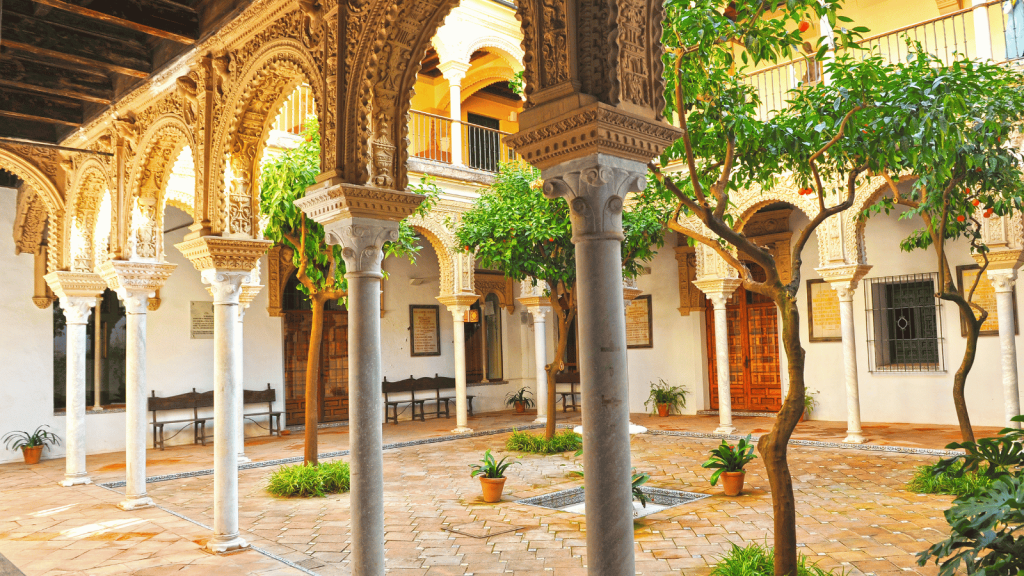 Patio interior de la Casa de los Pinelo en Sevilla visto desde la galería baja